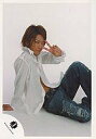【中古】生写真(ジャニーズ)/アイドル/KAT-TUN KAT-TUN/亀梨和也/全身/座り/白シャツ/ジーンズ/左手ピース