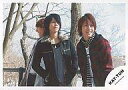 【中古】生写真(ジャニーズ)/アイドル/KAT-TUN KAT-TUN/田口淳之介・上田竜也・亀梨和也/横型/上半身/背景木