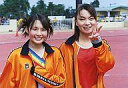 【中古】生写真(ハロプロ)/アイドル/モーニング娘。 モーニング娘。/安倍なつみ・保田圭/横型・上半身・衣装オレンジ色のジャージ・保田ピース・枠無し/公式生写真