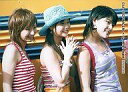 【中古】生写真(ハロプロ)/アイドル/モーニング娘 モーニング娘。/藤本美貴・新垣里沙・小川麻琴/横型・上半身・衣装ボーダー柄・帽子・体右向き・トレカサイズ/公式生写真