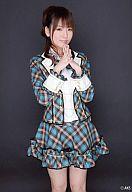 【中古】生写真(AKB48・SKE48)/アイドル/AKB48 AKB48/佐藤由加理/膝上/衣装青チェック/あごの前で指組み/背景黒/公式生写真