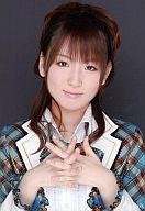 【中古】生写真(AKB48・SKE48)/アイドル/AKB48 AKB48/佐藤由加理/バストアップ/衣装青チェック/胸の前で指組み/背景黒/公式生写真