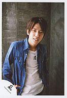 【中古】生写真(ジャニーズ)/アイドル/嵐 嵐/二宮和也/上半身/衣装青・白/右手腰/公式生写真