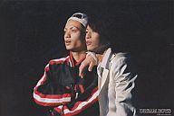 【中古】生写真(ジャニーズ)/アイドル/KAT-TUN KAT-TUN/田中聖・亀梨和也/横型/上半身/亀梨、田中の肩に手を乗せる/DREAM BOYS/2Lサイ..