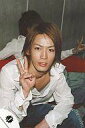 【中古】生写真(ジャニーズ)/アイドル/KAT-TUN KAT-TUN/亀梨和也/衣装シャツ白・右手ピース・ジーンズ・座り・後ろにメンバー/公式生写真