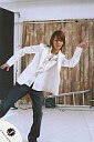 【中古】生写真(ジャニーズ)/アイドル/KAT-TUN KAT-TUN/亀梨和也/全身・衣装白・ジーンズ・左手上げ・片足立ち・背景茶色・はしご/公式生写真