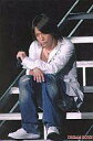 【中古】生写真(ジャニーズ)/アイドル/KAT-TUN KAT-TUN/亀梨和也/階段に座り/ジーンズ/白シャツ/左手マイク/DREAM BOYS/2Lサイズ生写真