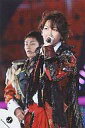 【中古】生写真(ジャニーズ)/アイドル/KAT-TUN KAT-TUN/亀梨和也/ライブフォト 上半身 衣装黒 赤 左手マイク 目線上 背景赤後ろに中丸雄一/公式生写真