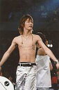 【中古】生写真(ジャニーズ)/アイドル/KAT-TUN KAT-TUN/亀梨和也/ライブフォト・膝上・上半身裸・ズボン白・ネックレス・目線右・後ろにメンバー/公式生写真