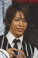 【中古】生写真(ジャニーズ)/アイドル/KAT-TUN KAT-TUN/亀梨和也/バストアップ・衣装黒・白・両手合わせ・目線右下・ネクタイ/公式生写真