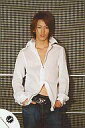 【中古】生写真(ジャニーズ)/アイドル/KAT-TUN KAT-TUN/亀梨和也/膝上・衣装シャツ白・ジーンズ・両手ポケット・背景黄色・目線下/公式生写真