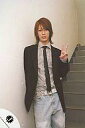 【中古】生写真(ジャニーズ)/アイドル/KAT-TUN KAT-TUN/亀梨和也/膝上・衣装黒・グレー・ジーンズ・左手後ろ・背景階段・左手ピース/公式生写真