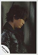 【中古】生写真(ジャニーズ)/アイドル/KAT-TUN KAT-TUN/亀梨和也/上半身/衣装黒/横向き/うつむき/公式生写真