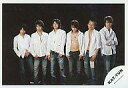 【中古】生写真(ジャニーズ)/アイドル/KAT-TUN KAT-TUN/6人/横型/膝上/全員ジーンズに白シャツ/背景黒
