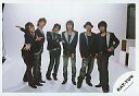 【中古】生写真(ジャニーズ)/アイドル/KAT-TUN KAT-TUN/6人/横型/ジャケット黒、黒ジーンズ衣装/背景白/田中黒帽子/田口両手広げ