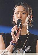 【中古】生写真(ジャニーズ)/アイドル/KAT-TUN KAT-TUN/亀梨和也/バストアップ/ドクロ黒Tシャツ/右手マイク/johnny’s web