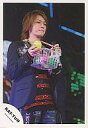 【中古】生写真(ジャニーズ)/アイドル/KAT-TUN KAT-TUN/亀梨和也/膝上/ジャケット黒衣装/ジーンズ/右手ボール/左手かご