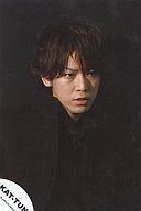 【中古】生写真(ジャニーズ)/アイドル/KAT-TUN KAT-TUN/亀梨和也/上半身/衣装黒/背景黒