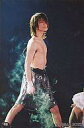 【中古】生写真(ジャニーズ)/アイドル/KAT-TUN KAT-TUN/亀梨和也/全身/銀色ハーフパンツ/上半身裸/足広げ/DREAM BOYS/2Lサイズ生写真