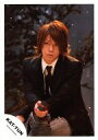 【中古】生写真(ジャニーズ)/アイドル/KAT-TUN KAT-TUN/亀梨和也/膝上・衣装黒・白・ネクタイ・足組み・ジーンズ・右手プレゼント箱/公式生写真