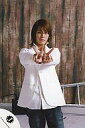 【中古】生写真(ジャニーズ)/アイドル/KAT-TUN KAT-TUN/亀梨和也/膝上・衣装シャツ白・ジーンズ・両手ピース・背景茶色・はしご/公式生写真