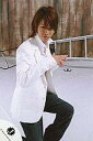 【中古】生写真(ジャニーズ)/アイドル/KAT-TUN KAT-TUN/亀梨和也/しゃがみ・衣装白・ジーンズ・両手合わせ・背景茶色・はしご/公式生写真