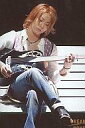 【中古】生写真(ジャニーズ)/アイドル/KAT-TUN KAT-TUN/亀梨和也/ライブフォト・全身・衣装白・ピンク・ジーンズ・ギター・ベンチに座り・足組み・枠無し/DREAM BOYS