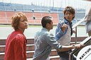 【中古】生写真(ジャニーズ)/アイドル/KAT-TUN KAT-TUN/亀梨和也・田中聖・中丸雄一/横から/背景競技場