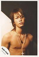 【中古】生写真(ジャニーズ)/アイドル/KAT-TUN KAT-TUN/亀梨和也/バストアップ/上半身裸/十字架ネックレス