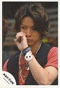 【中古】生写真(ジャニーズ)/アイドル/KAT-TUN KAT-TUN/亀梨和也/バストアップ/赤Tシャツ/黒ベスト/左手頬