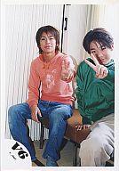 【中古】生写真(ジャニーズ)/アイドル/V6 V6/森田剛/他1名/オレンジのパーカー/左手ピース/椅子に座り/公式生写真