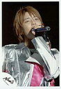 【中古】生写真(ジャニーズ)/アイドル/NEWS NEWS/手越祐也/ライブフォト・衣装銀・ピンク・バストアップ・左手マイク・背景黒/公式生写真