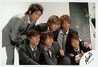 【中古】生写真(ジャニーズ)/アイドル/NEWS NEWS/集合(6人)/横型・体斜め右向き・スーツ・前列3人座り・加藤腕組み・増田左手グー/公式生写真