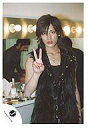 【中古】生写真(ジャニーズ)/アイドル/KAT-TUN KAT-TUN/赤西仁/上半身/背景鏡/右手ピース/黒袖無しコート