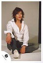 【中古】生写真(ジャニーズ)/アイドル/KAT-TUN KAT-TUN/赤西仁/膝を立てて座る/白シャツ/ジーンズ