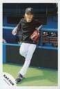 【中古】生写真(ジャニーズ)/アイドル/KAT-TUN KAT-TUN/全身/野球ユニフォーム/左手グローブ/亀梨和也/公式生写真 - ネットショップ駿河屋 楽天市場店