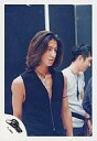 【中古】生写真(ジャニーズ)/アイドル/SMAP SMAP/木村拓哉/上半身/黒袖無し衣装/顔右向き/背景人