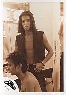 【中古】生写真(ジャニーズ)/アイドル/SMAP SMAP/木村拓哉/腰上/両手ベルト/左手ブレスレット/セピア/公式生写真