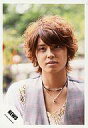 【中古】生写真(ジャニーズ)/アイドル/NEWS NEWS/手越祐也/バストアップ/黒とシルバーのネックレス/グレーのベスト/白長袖/公式生写真