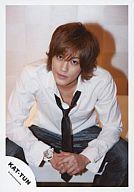 【中古】生写真(ジャニーズ)/アイドル/KAT-TUN KAT-TUN/赤西仁/白Yシャツ/黒ネクタイ/腕時計/座り/公式生写真