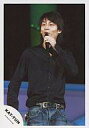 【中古】生写真(ジャニーズ)/アイドル/KAT-TUN KAT-TUN/中丸雄一/黒Yシャツ/ジーンズ/左手にマイク/公式生写真