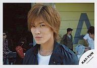 【中古】生写真(ジャニーズ)/アイドル/KAT-TUN KAT-TUN/赤西仁/バストアップ/背景黄色/公式生写真