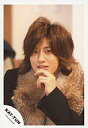 【中古】生写真(ジャニーズ)/アイドル/KAT-TUN KAT-TUN/赤西仁/顔アップ/左手あご・ファー・黒コート/公式生写真