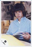 【中古】生写真(ジャニーズ)/アイドル/嵐 嵐/櫻井翔/青チェックシャツ/手に雑誌/公式生写真