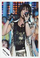【中古】生写真(ジャニーズ)/アイドル/KAT-TUN KAT-TUN/赤西仁/左手マイク/黒い襟/黒インナー/公式生写真