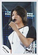 【中古】生写真(ジャニーズ)/アイドル/KAT-TUN KAT-TUN/赤西仁/白Tシャツ/右斜め向き/左手マイク/公式生写真