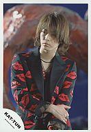 【中古】生写真(ジャニーズ)/アイドル/KAT-TUN KAT-TUN/亀梨和也/衣装黒/右手左肘/目線右/公式生写真