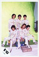 【中古】生写真(ジャニーズ)/アイドル/V6 V6/集合(6人)/衣装白・背景緑・木箱に座り/公式生写真