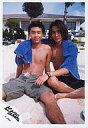 【中古】生写真(ジャニーズ)/アイドル/KinKi Kids Kinki Kids/堂本光一・堂本剛/水着/座り/肩に青いタオル/公式生写真