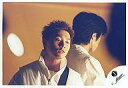 【中古】生写真(ジャニーズ)/アイドル/KinKi Kids KinKi Kids/堂本剛/横型・バストアップ・衣装白ジャージ・後ろに井ノ原・目線下・背景黄色/...